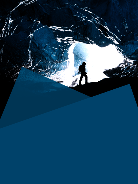 Wanderer in Eishöhle