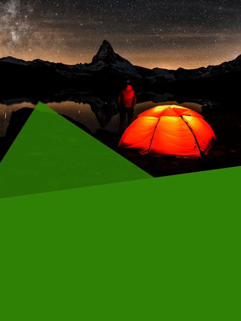 Fiori App Engineering. Ihr Weg zur perfekten User Journey. Mann schaut in den Sternenhimmel neben einem orange leuchtenden Zelt.