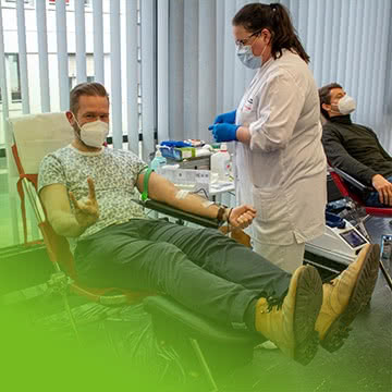 René bei Blutspendeaktion Daumen hoch